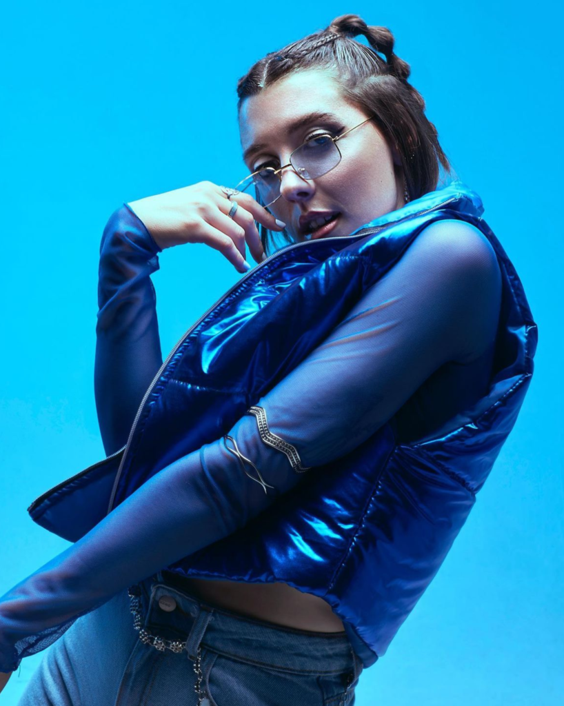 Ziberia sobre un fondo azul y con chaleco azul satinado. 