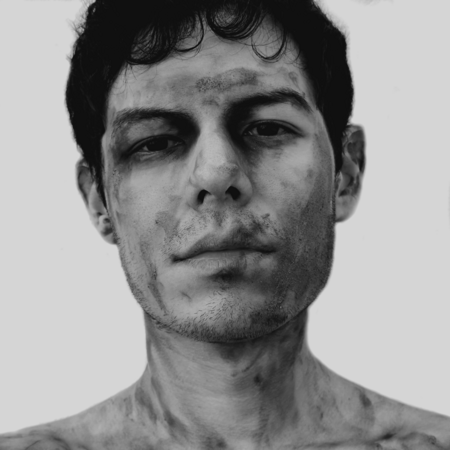 Rostro de Meneses sobre fondo blanco